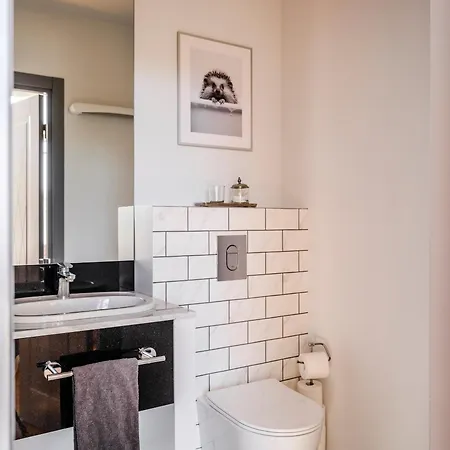 Miro Center - Quiet Chic, Self Check-in 4* Рига